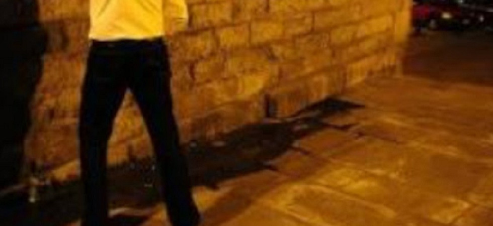 Primi aperitivi all'aria aperta ma la pipì poi la si deve fare in strada